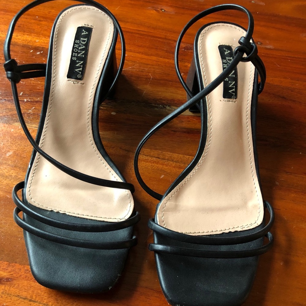 Strap sandals